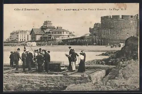 AK Saint-Malo, Les parcs à homards et la plage avec remparts historiques