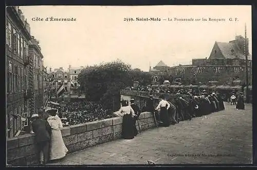 AK Saint-Malo, La Promenade sur les Remparts