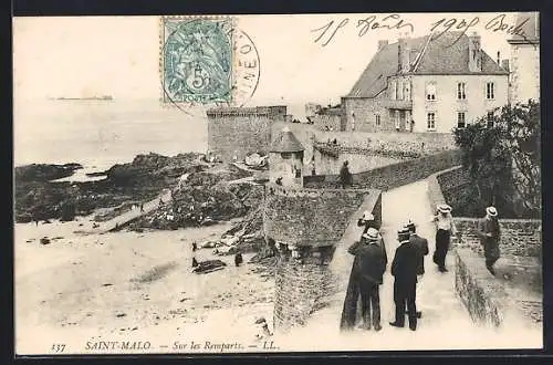 AK Saint-Malo, Promenade sur les remparts avec vue sur la mer et les rochers