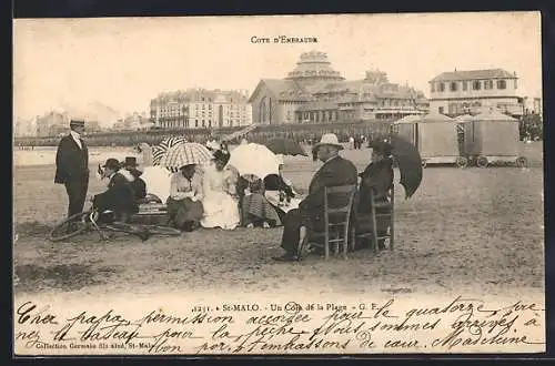 AK St-Malo, Un coin de la plage avec vacanciers et bâtiments en arrière-plan