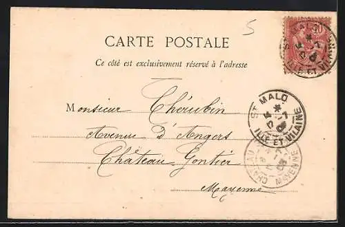 AK St-Malo, Un coin de la plage avec vacanciers et bâtiments en arrière-plan