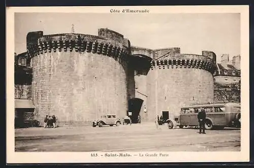 AK Saint-Malo, La Grande Porte avec voitures et autobus devant la forteresse