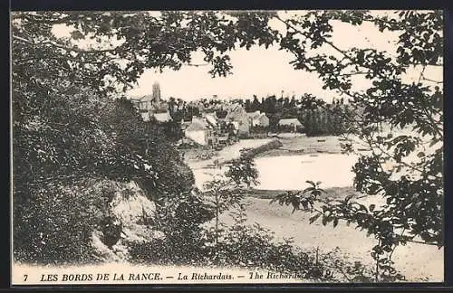 AK La Richardais, Les bords de la Rance et vue du village entouré de verdure