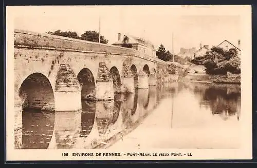 AK Pont-Réan, Le vieux pont sur la rivière et les maisons environnantes