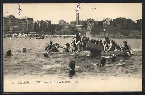 AK Dinard, L`Hôtel Royal et l`Hôtel Crystal avec baigneurs sur radeau