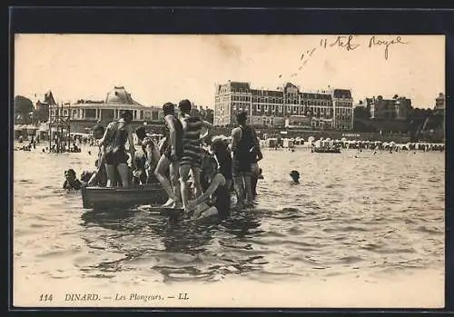 AK Dinard, Les Plongeurs sur la plage animée devant l`Hôtel Royal