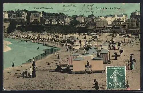 AK Dinard, La Plage animée avec cabines de bain et promeneurs