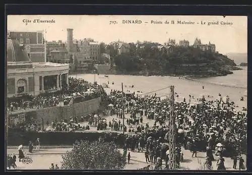 AK Dinard, Pointe de la Malouine, Le grand Casino et la foule animée sur la plage