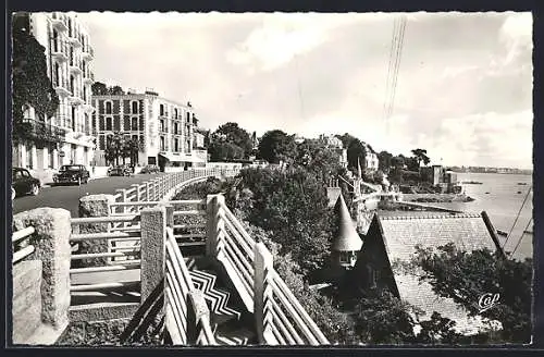 AK Dinard, Avenue George-V avec vue sur le Grand Hôtel et la mer