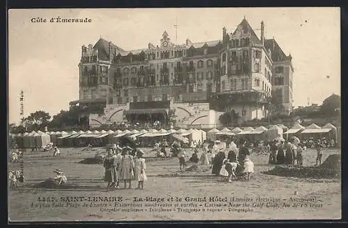 AK Saint-Lunaire, La Plage et le Grand Hôtel avec visiteurs sur la Côte d`Émeraude