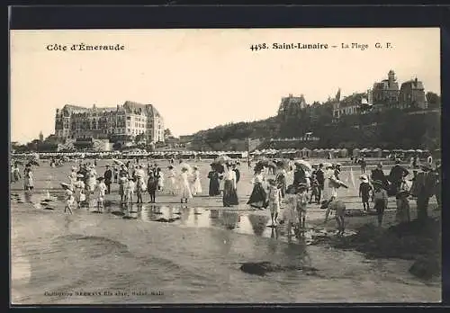 AK Saint-Lunaire, La Plage animée avec baigneurs sur la Côte d`Émeraude