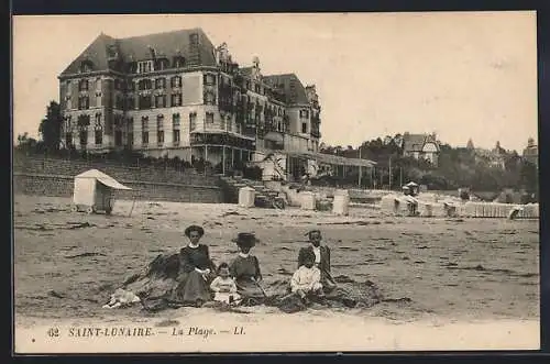 AK Saint-Lunaire, La Plage avec famille sur le sable devant un grand hôtel