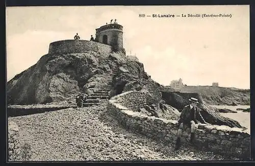 AK Saint-Lunaire, Le Décollé (Extrême-Pointe) avec vue sur la mer et promeneurs