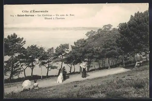 AK Saint-Servan, Les Corbières, Un coin du parc avec vue sur Dinard à l`horizon