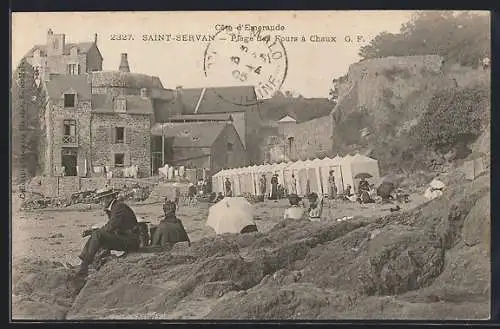 AK Saint-Servan, Plage des Fours à Chaux avec baigneurs et cabines de plage