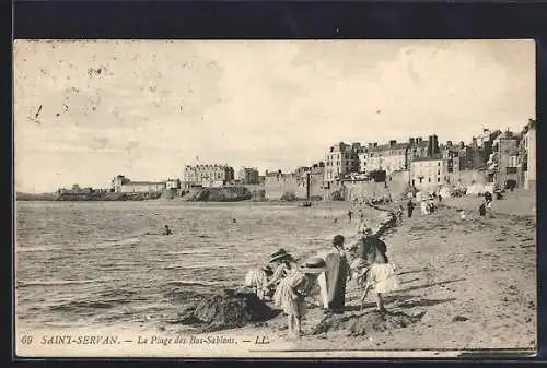 AK Saint-Servan, La Plage des Bas-Sablons avec baigneurs et vue sur les bâtiments en bord de mer