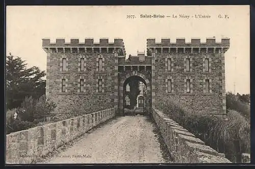 AK Saint-Briac, Le Nessay, L`Entrée du château fortifié