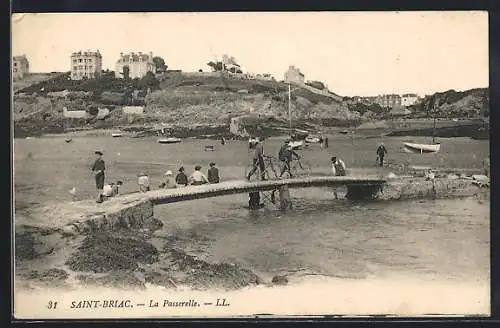 AK Saint-Briac, La Passerelle et vue sur les maisons en arrière-plan