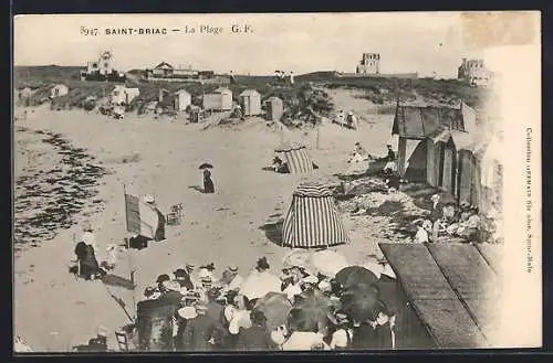 AK Saint-Briac, La plage animée avec cabines et promeneurs sous parasols