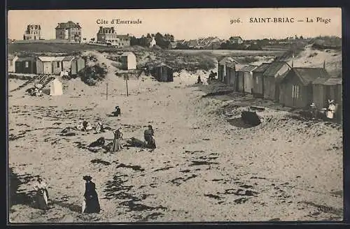 AK Saint-Briac, La Plage avec cabines de bain et promeneurs sur la Côte d`Émeraude