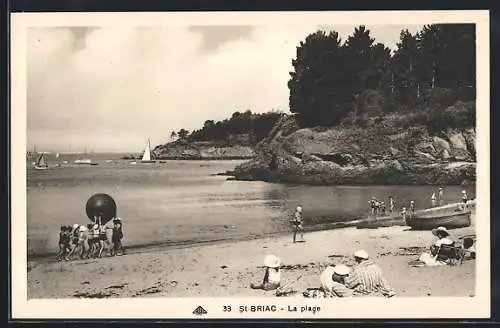 AK Saint-Briac, La plage animée avec enfants jouant et voiliers en arrière-plan