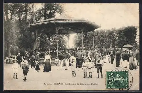 AK Rennes, Le Kiosque du Jardin des Plantes avec visiteurs et enfants jouant