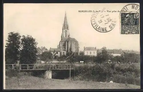 AK Mordelles, Vue prise du Pont avec église en arrière-plan