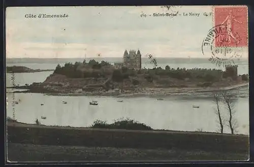 AK Saint-Briac, Vue du château sur l`île et des barques à la Côte d`Émeraude