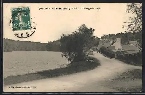 AK Forêt de Paimpont, L`Étang des Forges et route bordée de maisons