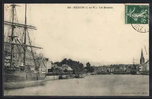 AK Redon, Le Bassin avec voiliers et vue sur la ville