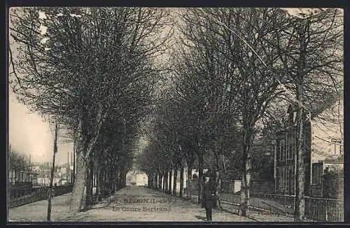 AK Redon, Le Cours Bertrand avec arbres alignés et passant