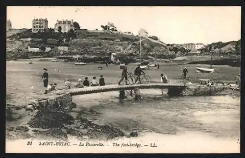 AK Saint-Briac, La Passerelle avec piétons et vélos traversant l`eau