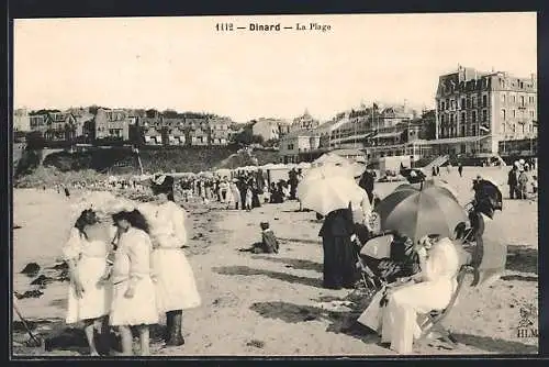 AK Dinard, La Plage animée avec vacanciers et parasols