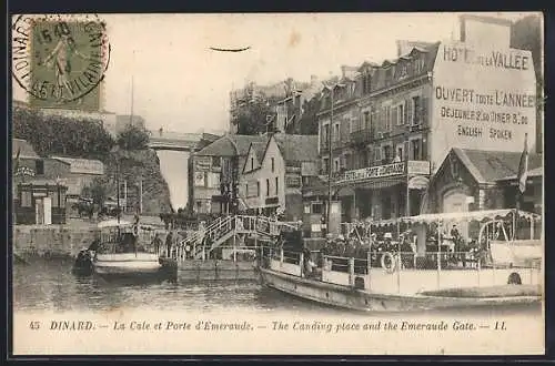 AK Dinard, La Cale et Porte d`Émeraude, vue animée du quai et des bateaux