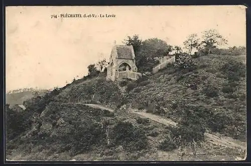 AK Pléchâtel, La Levée sur la colline avec chapelle et sentier sinueux