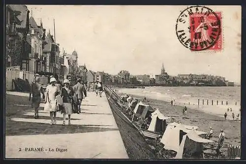 AK Paramé, La Digue avec promeneurs le long de la plage et cabines de bain