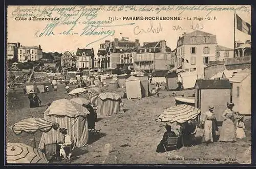 AK Paramé-Rochebonne, La Plage animée avec cabines et parasols sur la Côte d`Émeraude