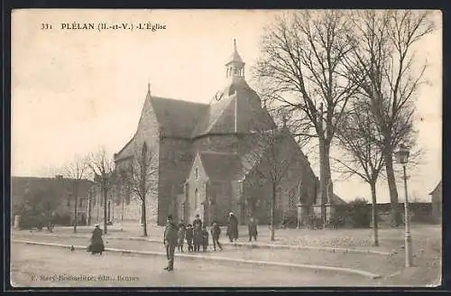 AK Plélan, L`Église avec des passants sur la place