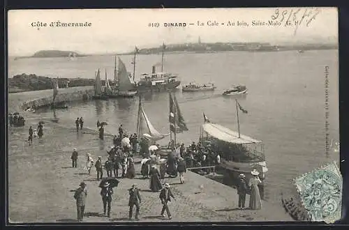 AK Dinard, La Cale avec bateaux et foule, vue lointaine de Saint-Malo