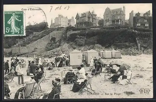 AK Dinard, Scène animée sur la plage avec cabines et promeneurs