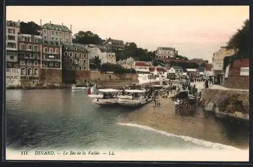 AK Dinard, Le Bec de la Vallée avec bateaux amarrés et vue sur les bâtiments