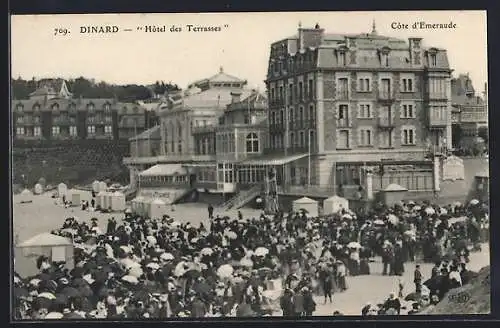 AK Dinard, Hôtel des Terrasses et foule à la Côte d`Émeraude