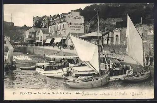 AK Dinard, La cale du Bec de la Vallée avec bateaux et hôtel en arrière-plan