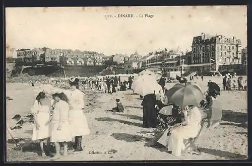 AK Dinard, La Plage animée avec baigneurs et parasols