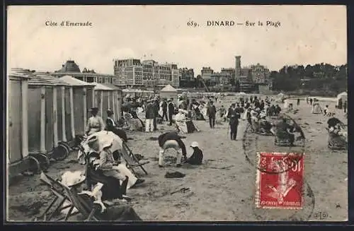 AK Dinard, Scène animée sur la plage avec cabines et baigneurs