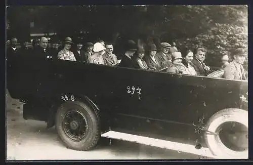 Foto-AK Vollbesetzter Autobus mit offenem Verdeck