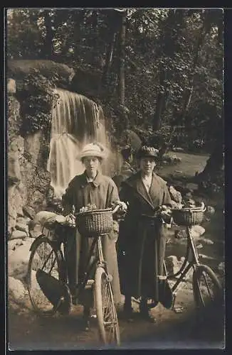 AK Zwei Damen mit ihren Fahrrädern vor einem Wasserfall