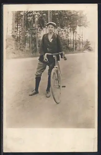 Foto-AK Fahrrad-Fahrer auf einer Strasse