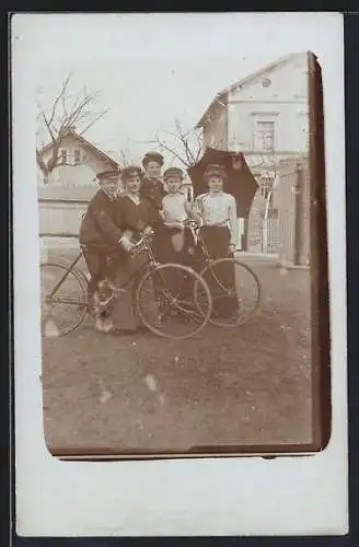 Foto-AK Junge Frauen und ein Knabe mit zwei Fahrrädern