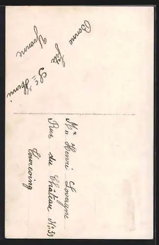 AK Kleines Mädchen mit Blumen auf einem Eindecker-Flugzeug